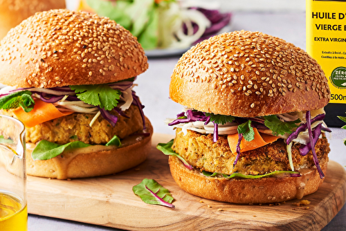 Burger de falafels, crudités, oignons rouges, herbes fraîches et sauce tahini