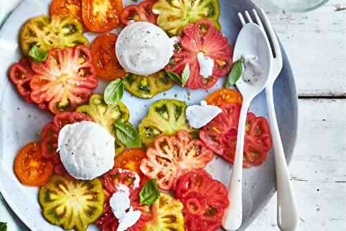 Crème glacée au fromage frais et basilic, carpaccio de tomates de couleurs