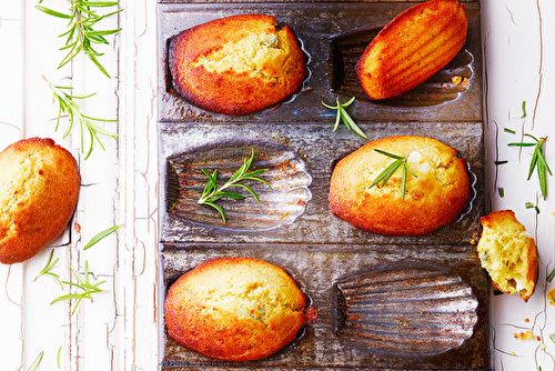 Madeleines salées au chèvre et au romarin