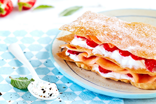 Millefeuilles de petit-suisse au melon, fraises et menthe