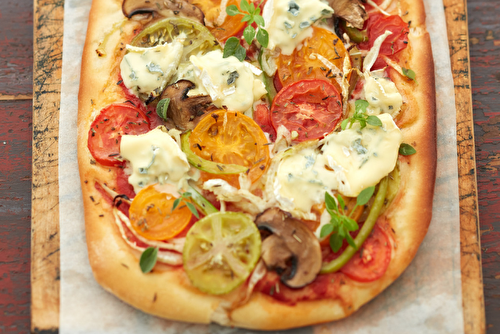 Pizza aux légumes et au bleu
