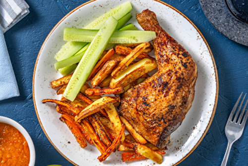 Poulet à la sauce piri-piri, frites de légumes et concombre