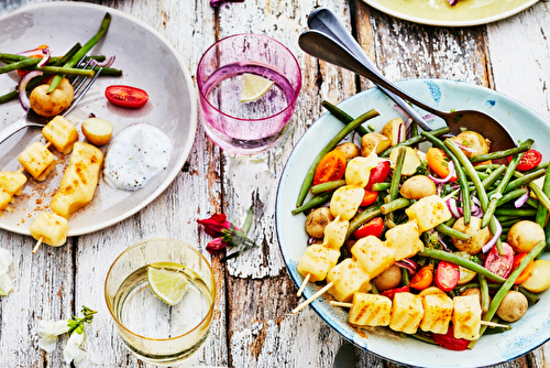 Salade croquante de pommes de terre et haricots verts et petites brochettes d’emmental grillées au curry