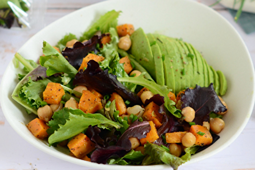 Salade de jeunes pousses à la patate douce rôtie, avocat et pois chiches au cumin