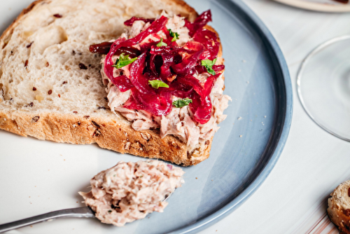 Tartines de rillettes de thon et chutney d’oignons rouges