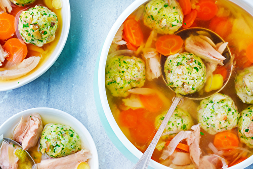 Bouillon à l’effiloché de lapin et gnocchis de pain