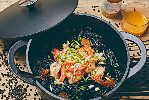 Pâtes à l’encre de seiche aux gambas et œufs de poisson