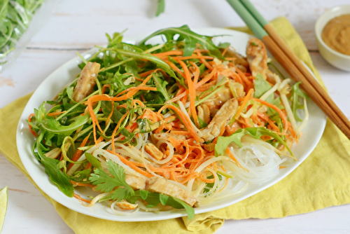 Salade vietnamienne à la roquette et au poulet, sauce cacahuètes