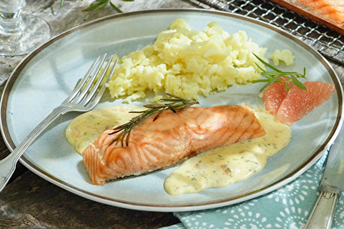 Saumon romarin, smashed potatoes fumées au cèdre et béarnaise au pomélo