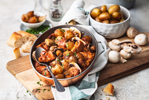 Sauté de poulet fermier d’Auvergne façon grand-mère, champignons de Paris et pommes grenaille