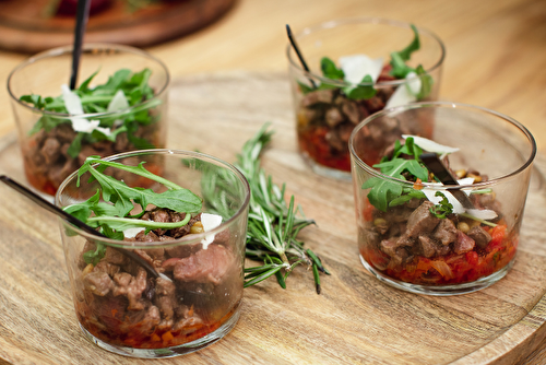 Verrines de boeuf à la salsa rubra, roquette et parmesan