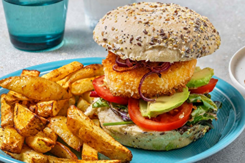 Burger à la mozzarella panée et avocat avec de la salade et de la tomate