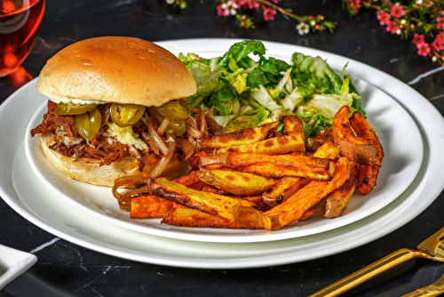 Burger au pulled pork aux épices & cheddar, avec des frites de patate douce et des jalapeños