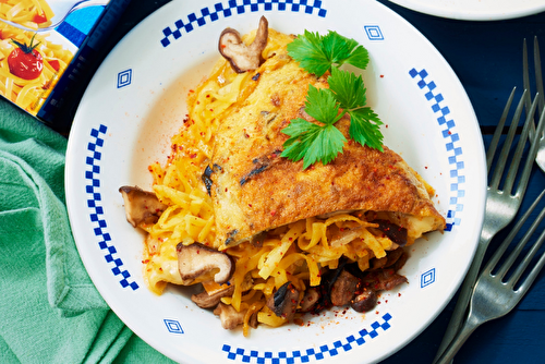 Omelette au bleu, aux champignons et nouilles croustillantes