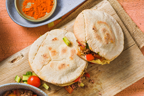 Pitas au boeuf haché et houmous au ras-el-hanout