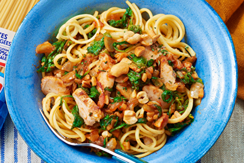 Poêlée de linguine au poulet rôti, noix de cajou et fanes de radis