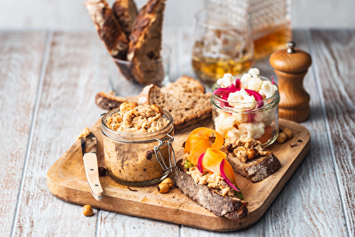 Rillettes de poulet fermier d’Auvergne au whisky, éclats de noisettes et pickles de légumes