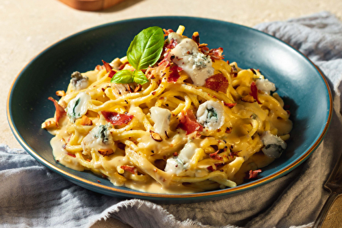 Spaghetti au Gorgonzola, speck grillé et amandes torréfiées