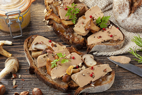 Tartines de campagne au foie gras, champignons des bois et confit d’échalotes