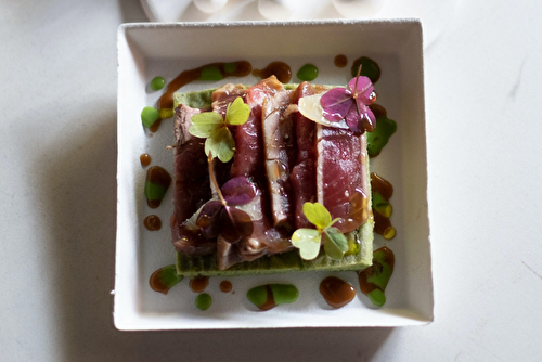 Veau des Pyrénées et thon rouge de Méditerranée, biscuit éponge au persil plat