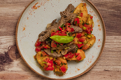 Emincé de boeuf sauce créole, bananes plantain sautées aux épices des caraïbes