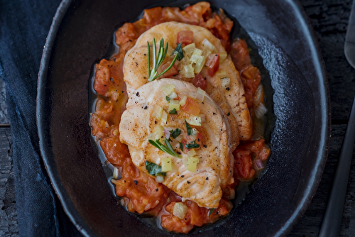 Noisettes de saumon écossais Label Rouge à la compotée de tomate, sauce au citron confit