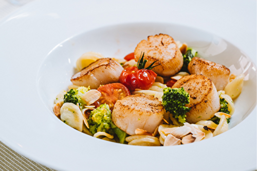 Orecchiette aux coquilles Saint-Jacques, brocoli et amandes