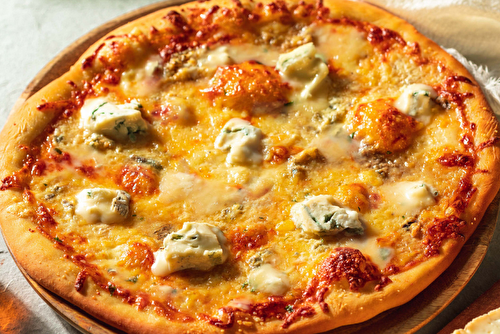 Pizza aux Gorgonzola, Mozzarella, Brebis et Parmesan