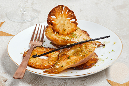 Poires et ananas rôtis au beurre et aux graines de vanille, fleurs d'ananas séchés et citrons