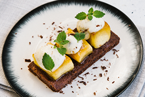 Sablé chocolat aux dés de pommes confites, crémeux de Calvados et vanille