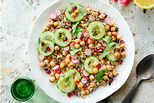 Salade de pois chiches aux trois quinoas, grenade, concombre et radis roses