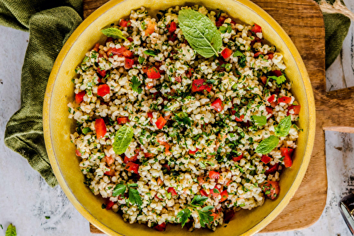 Salade de taboulé aux herbes, tomates, poivrons et sauce Ponzu