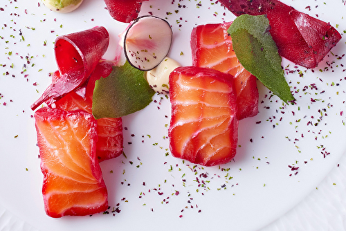 Saumon sucré salé au jus de betterave, radis, tuiles d’algues et caviar d’aubergines