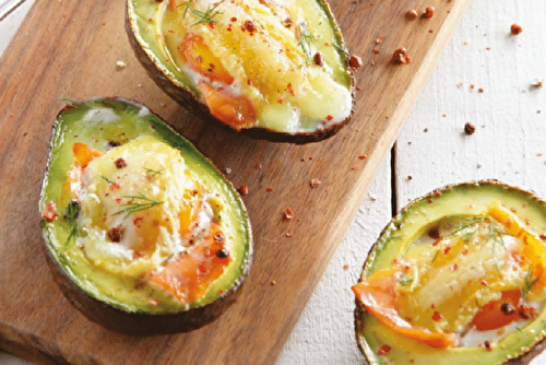 Avocado boats au Picodon AOP, oeuf et saumon fume