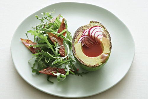 Avocat rôti et roquette au bacon fumé