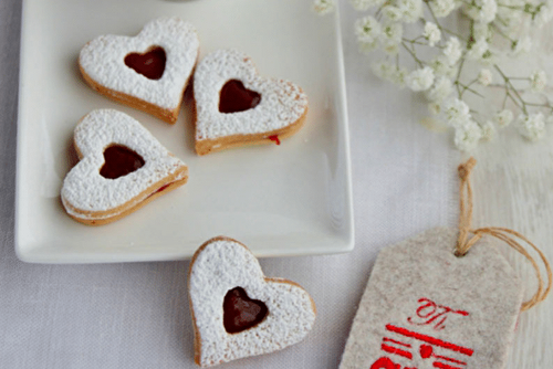 Biscuits coeur à la confiture de framboise