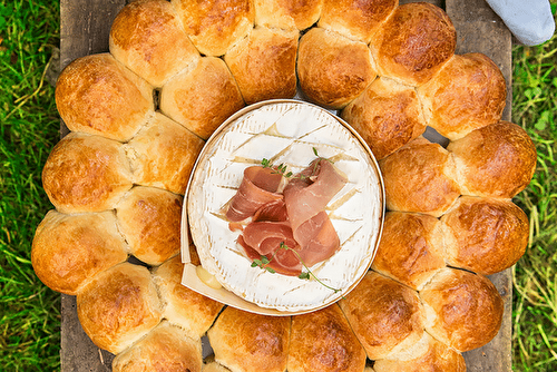 Brioche fourrée autour d'un fromage rôti et jambon cru