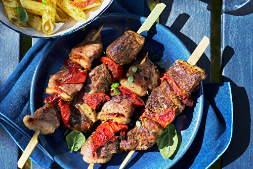 Brochettes de canard et pâtes au pesto