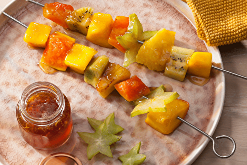 Brochettes de fruits exotiques au caramel au gingembre