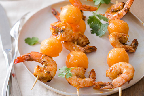 Brochettes de melon et crevettes au curry