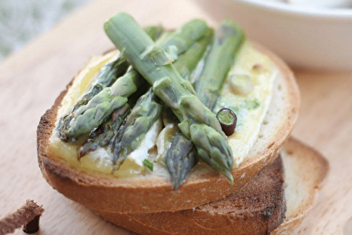 Bruschetta aux asperges et au brie