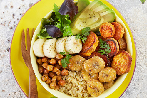 Buddha bowl au quinoa et bananes rôties