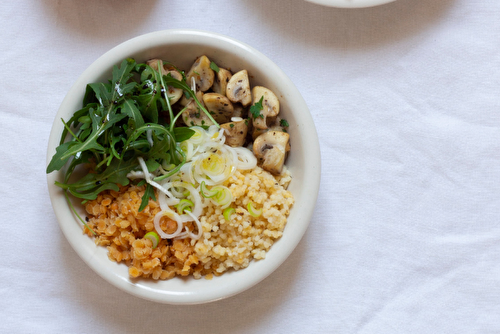 Buddha bowl aux perles de blé dur et champignons