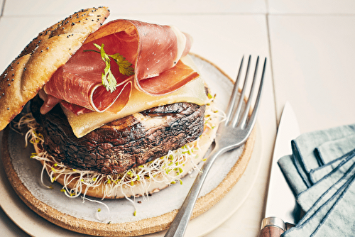 Burger de champignon grillé au jambon Serrano