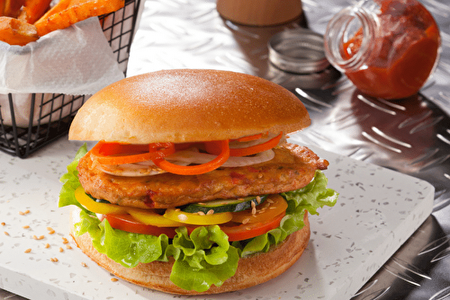 Burger végétal, frites de patates douces et ketchup maison