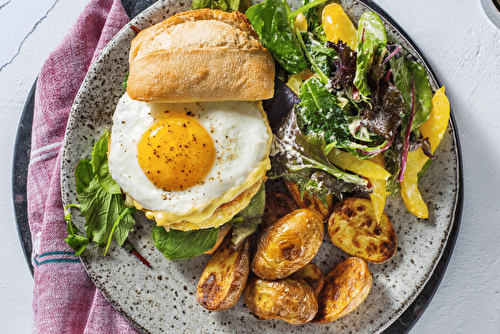 Burger végétarien à l’œuf, sauce miel moutarde