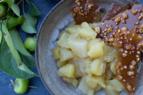 Compote de pommes et tuiles de sarrasin au sucre rapadura