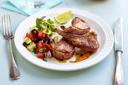 Côtes d’agneau piquantes et salsa à l’avocat