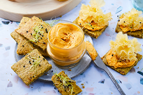 Crackers à la tartinade de carotte et Tête de Moine