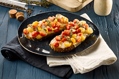 Croustines à la Tomme au Chèvre et aux tomates